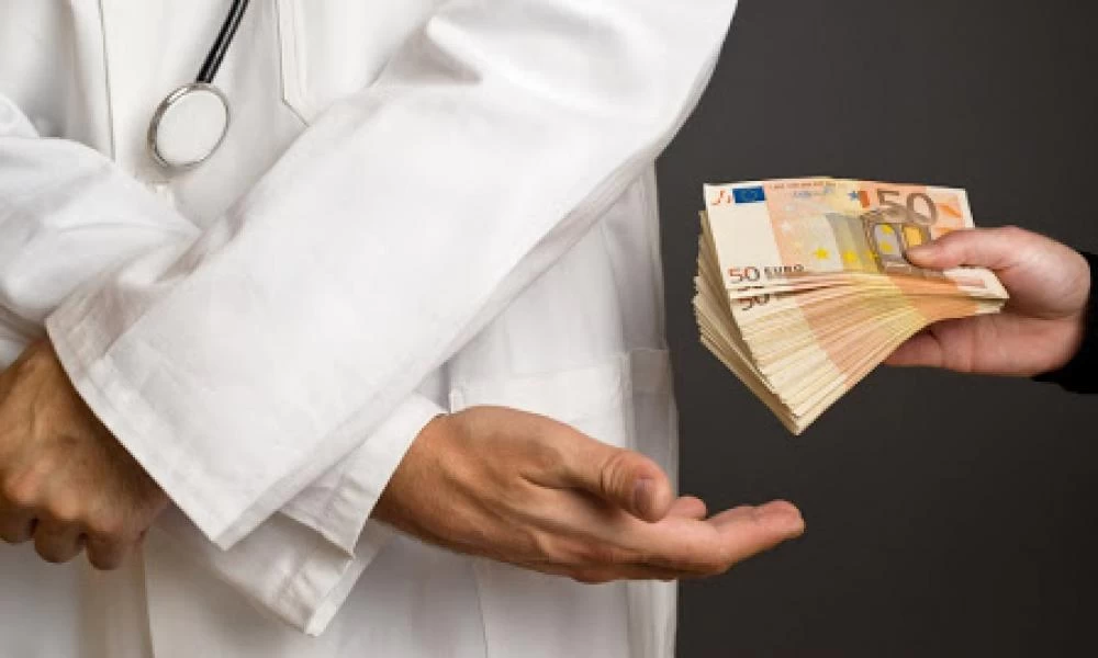 Γιατρός στην Θεσσαλονίκη "κουρέλιασε" τον όρκο του Ιπποκράτη